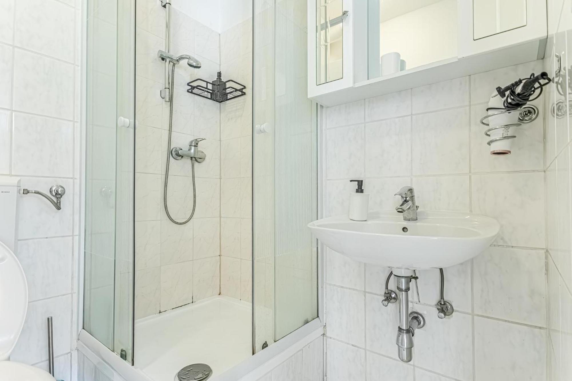 City Vibes: 1Br Apt, 10 Min To Westbahnhof Wina Bagian luar foto